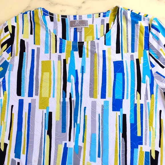 Stretchable Short Sleeve Blouse with multi color patterns on jacquard fabric. - Picture 3 of 4